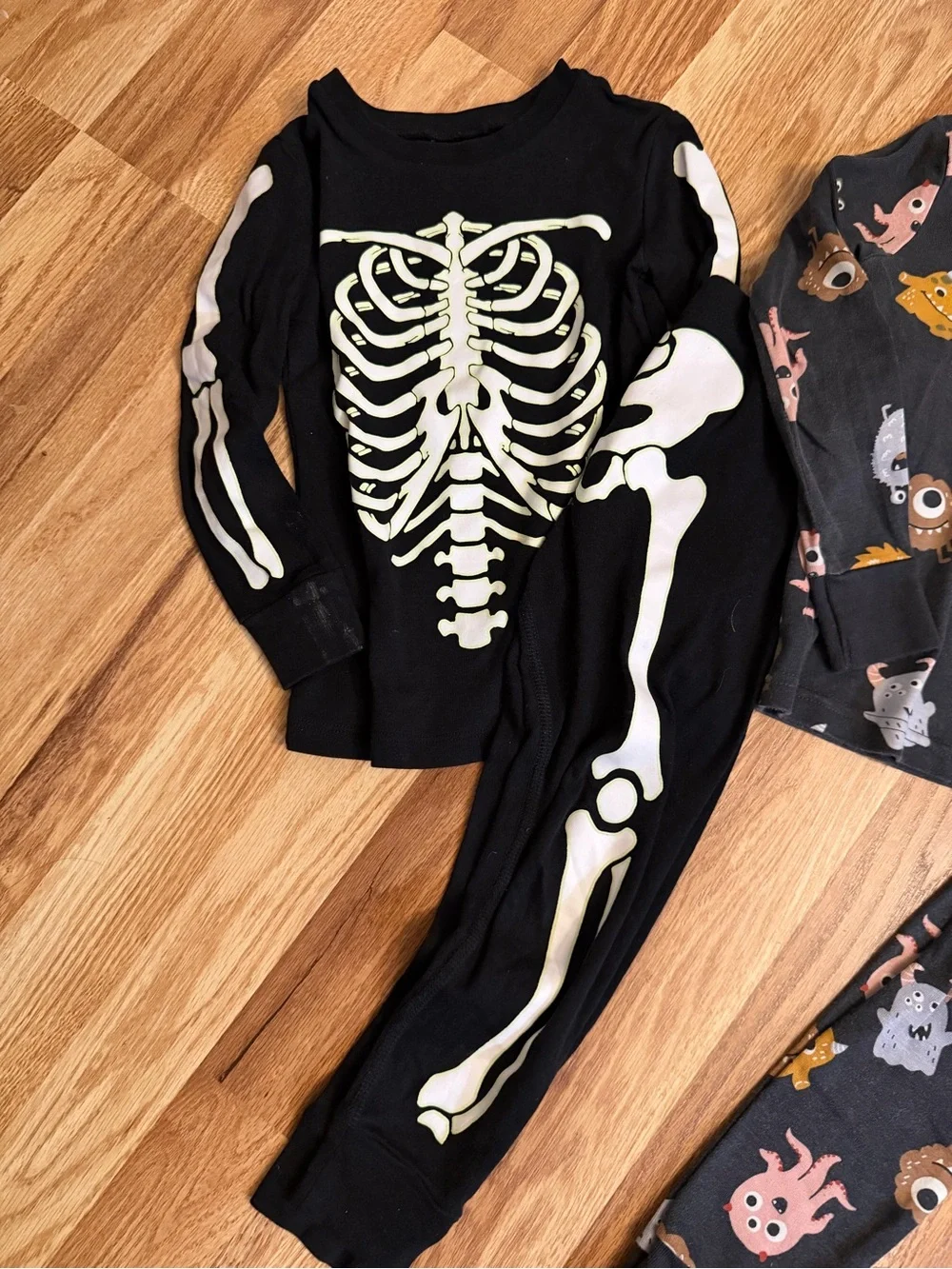 Old Navy Black Skeleton & Gray Monster Kids Pajama Set with White Pumpkin Print